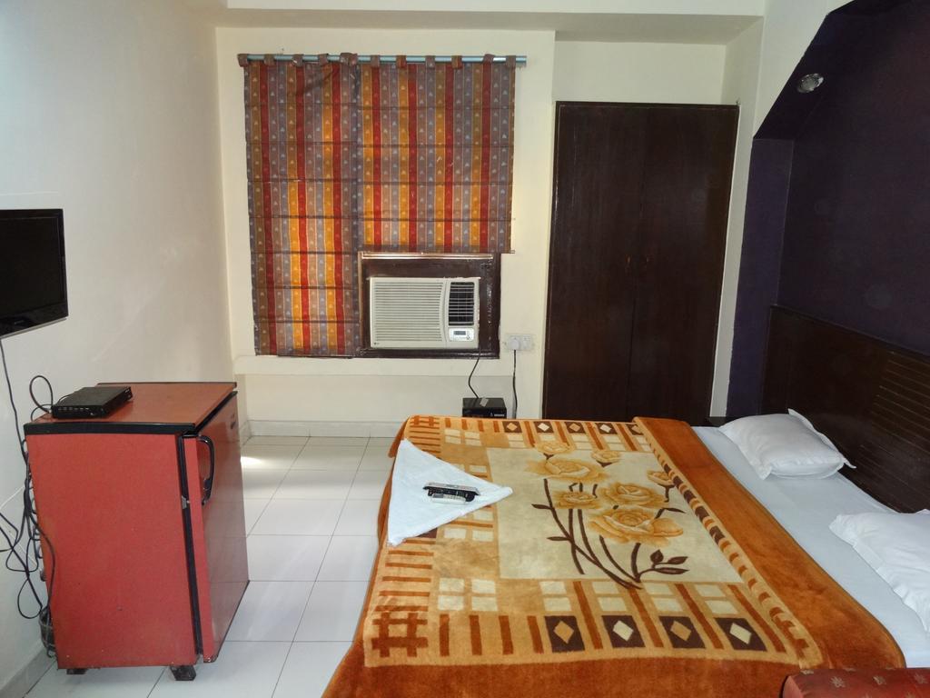 Hotel Elegant International Ню Делхи Екстериор снимка